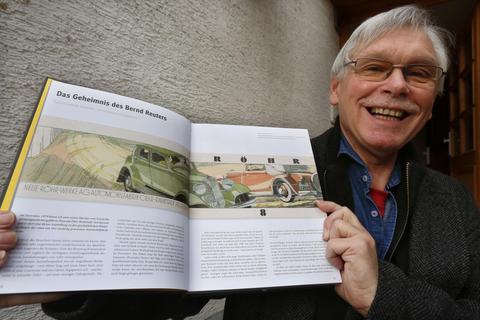 Der Ober-Ramstädter Auto-Spezialist und -Historiker Werner Schollenberger – hier mit seinem Buch über Bernd Reuters – hat ein weiteres Buch über die Automarke Falcon geschrieben. © Karl-Heinz Bärtl