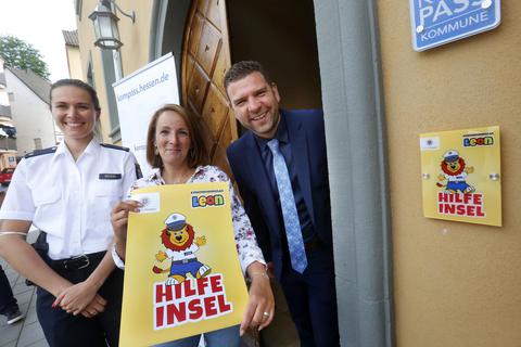 Lynn Beier, Antonella Campanelli und der künftige Bürgermeister Tobias Silbereis (von links) präsentieren das Plakat zum neuen Präventionsprojekt für Kinder in Ober-Ramstadt. Foto: Karl-Heinz Bärtl