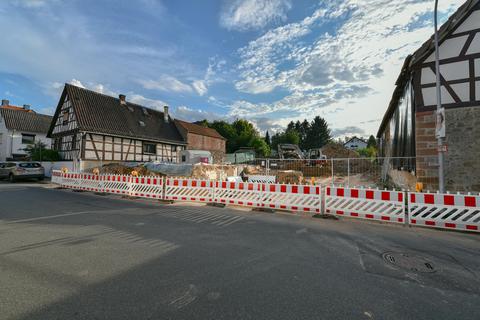 Im Mai war das denkmalgeschützte Haus in der Odenwaldstraße in Modau teilweise eingestürzt. Jetzt musste es komplett abgerissen werden, da die Arbeiten wieder nicht fachgerecht ausgeführt wurden. Foto: Dirk Zengel 