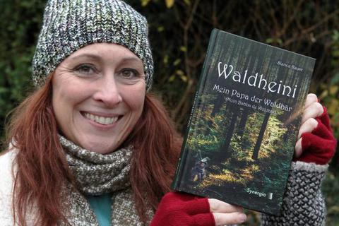 Autorin Bianca Bauer zeigt ihr Waldabenteuerbuch, das sie im Modautaler Dialekt verfasst hat.Foto: Karl-Heinz Bärtl  Foto: Karl-Heinz Bärtl