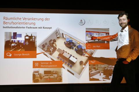 Projektleiter Andreas Hofer erläutert den Fachraum der Lichtenbergschule Ober-Ramstadt, in dem Firmen ihre Ausbildungsberufe vorstellen können. © Karl-Heinz Bärtl