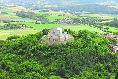 Ländliches Idyll: Blick auf den Otzberger Ortsteil Hering mit seiner weithin sichtbaren Festung. Auch die Gemeinde im Landkreis Darmstadt-Dieburg hat in den vergangenen Jahren deutlich mehr Zuzüge registriert.