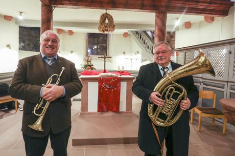 50 Jahre im Posaunenchor dabei sind (von links) Klaus Müller und Helmut Büchler. Für ihren langjährigen Einsatz sind sie nun geehrt worden. Foto: Guido Schiek