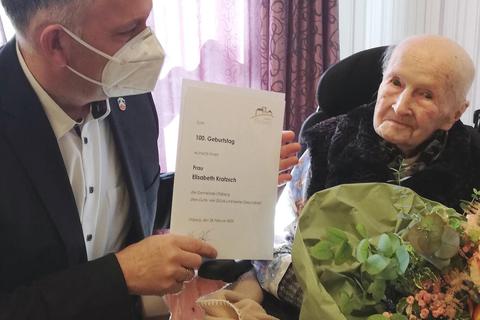 Im Kursana Domizil Otzberg in Lengfeld konnte Irmgard Kratzsch ihren 100. Geburtstag feiern. Zu den Gratulanten zählte auch Bürgermeister Matthias Weber. Foto: Kursana