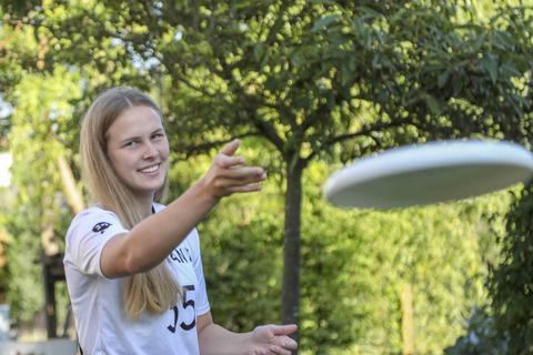 Kati Hüllhorst aus Habitzheim spielt in der U 20-Damen-Nationalmannschaft Frisbee. Foto: Guido Schiek