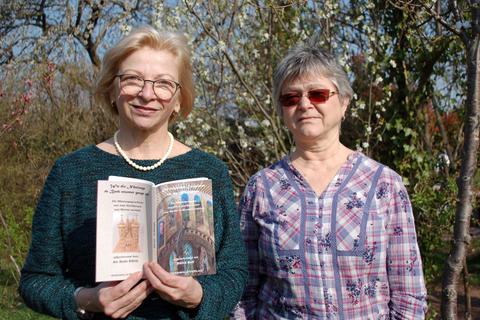 Die Autorin Edith Keil (links) aus Mühltal hat das Nibelungenlied in Odenwälder Mundart übersetzt. Das Buch wird vom Odenwald-Verlag in Otzberg, deren Inhaberin Liliane Spandl-Wildner (rechts) ist, herausgegeben. Foto: Hans-Fritz Lang