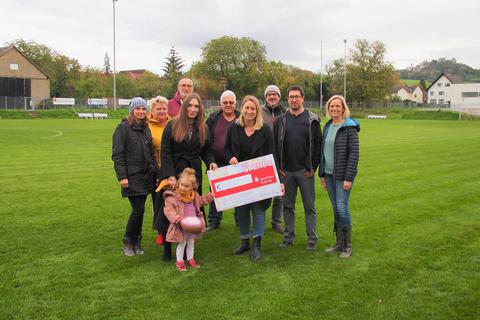 Der TSV Lengfeld und der Arbeitskreis „Asyl Otzberg“ bei der Spendenübergabe. Foto: TSV Lengfeld