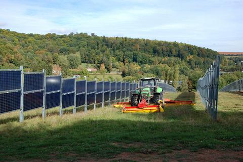 Ein Solarpark, in dem gleichzeitig Landwirtschaft möglich ist: So könnte eine Agri-Photovoltaik-Anlage aussehen.