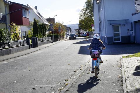 Um von der Friedrich-Ebert-Schule in Pfungstadt nach Hause zu gelangen, müssen Schüler mit dem Rad einen Umweg fahren. © Karl-Heinz Bärtl