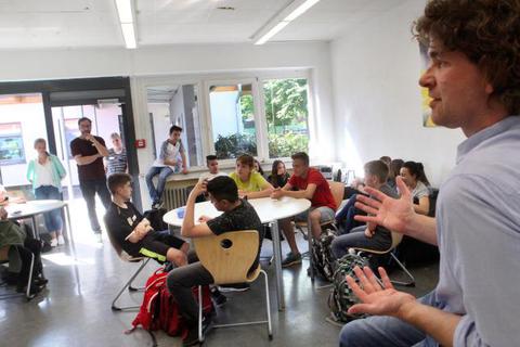 An der Friedrich-Ebert-Schule in Pfungstadt spricht der Schulsozialarbeiter Ingo Sander mit einer Schülergruppe. Foto: Karl-Heinz Bärtl  Foto: Karl-Heinz Bärtl