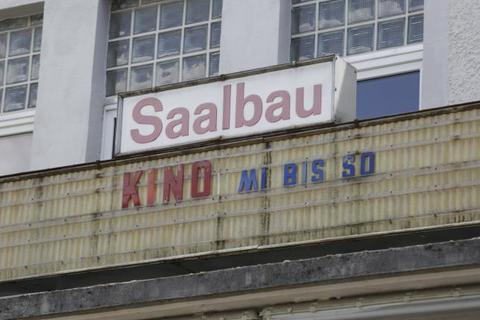 Die Anzeigetafel am Saalbau-Kino in der Lindenstraße soll modernisiert werden.Foto: Guido Schiek  Foto: Guido Schiek