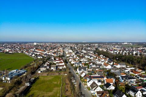Drohnenfotos von Pfungstadt - aus S+üden her fotografiert mit Blick auf den südlichen Stadtbereich und die Flächen in Richtung Westen. Foto: Guido Schiek / VRM Bild