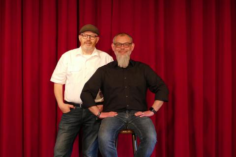 Udo Stoye (links) und Jens Heist gehen als Künstlerduo „Feinherb“ auf Tour. Foto: Künstlerduo „Feinherb“