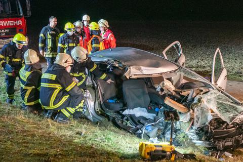 Bei einem Unfall nahe Pfungstadt wurden vier Personen verletzt, ein Mann musste aus einem Auto befreit werden. Foto: 5vision.media