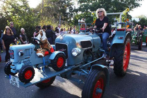 Mit Treckern und allerhand Gefolge schlängelte sich 2019 der Kerbzug durch Pfungstadt. Im September soll es wieder so weit sein. Archivfoto: Karl-Heinz Bärtl