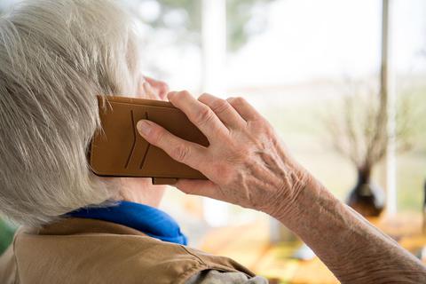 Viele ältere Menschen nutzen ihr Handy nur zum Telefonieren, Fotografieren und Kurznachrichten-Senden. Archivfoto: dpa
