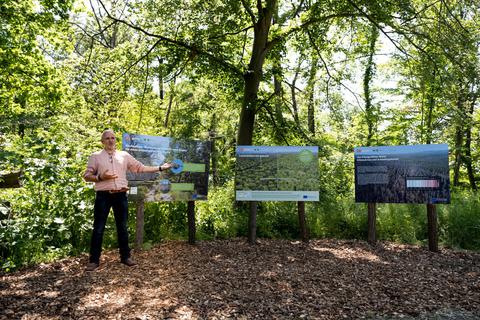 DB-Umweltplaner Matthias Mähliß stellt die Pläne zur Umgestaltung des Waldes in der Pfungstädter Klingsackertanne vor. Leila Martin