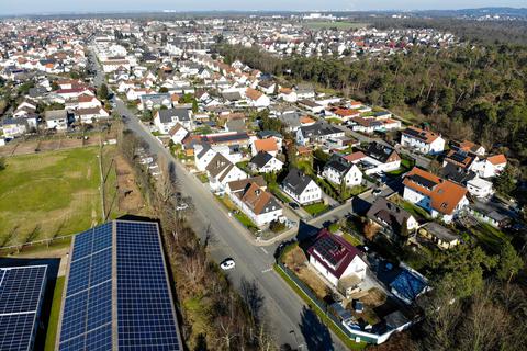 Drohnenfotos von Pfungstadt - aus S+üden her fotografiert mit Blick auf den südlichen Stadtbereich und die Flächen in Richtung Westen. Foto: Guido Schiek / VRM Bild