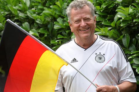 Gerd Kabot ist für das EM-Achtelfinale Deutschland gegen England bestens ausgerüstet. Foto: Karl-Heinz Bärtl