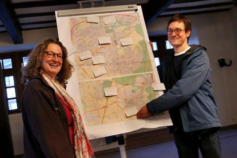 Marion Roth und Tom Grümmert präsentieren eine Karte, auf die Ideen der Radfahrer gepinnt sind. Foto: Karl-Heinz Bärtl 