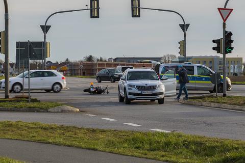 Ein 18-Jähriger wurde bei dem Unfall in Pfungstadt schwer verletzt.