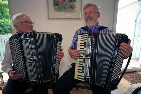 Helga und Rolf Schmitt haben sich beim Akkordeonspielen einst kennengelernt. Foto: Hans Dieter Erlenbach