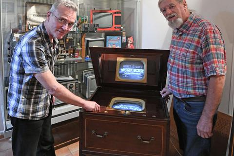 Axel Paap (links) und Liam O´Hainnin zeigen ein Sparton TV Modell 5068, das1949 hergestellt wurde. Foto: Dirk Zengel