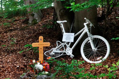 An der Unfallstelle an der B 3 bei Pfungstadt, an der ein 33-jähriger Radfahrer starb, hat die Bundeswehr eine Gedenkstätte eingerichtet und der ADFC ein Geisterrad aufgestellt Foto: Karl-Heinz Bärtl 