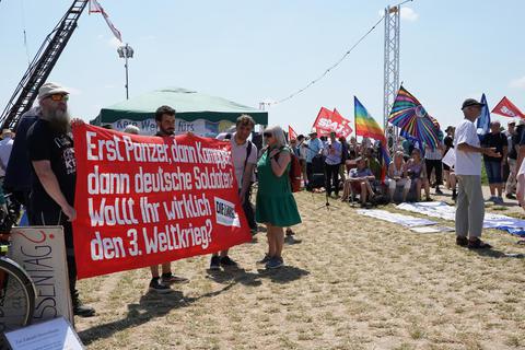 Neben dem Ausstellungsgelände der Bundeswehr demonstrieren Friedensaktivisten am Samstag auf dem Hessentag. Foto: Marc Schüler