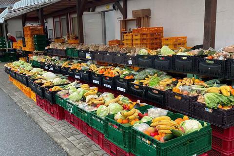 Fertig gerichtete Obst- und Gemüsekörbe warten mittwochs auf die Kunden. Warenkorb Pfungstadt