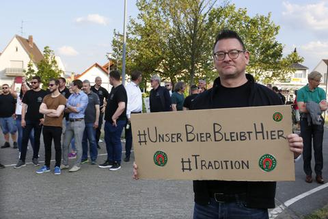 Mit der zweiten Protestaktion in kurzer Zeit versuchten zahlreiche Mitarbeiter und Pfungstädter vor der Stadtverordnetenversammlung ein Zeichen für den Erhalt der Brauerei am jetzigen Standort zu setzen. Foto: Karl-Heinz Bärtl