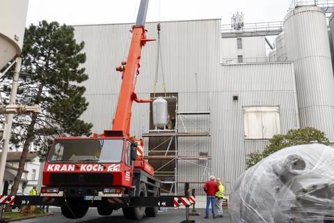 Eineinhalb Tonnen schwer ist der Filtertank, den ein Kran in das Sudhaus der Pfungstädter Brauerei hievt. Mit großem Aufwand wird der Betrieb saniert. Foto: Guido Schiek