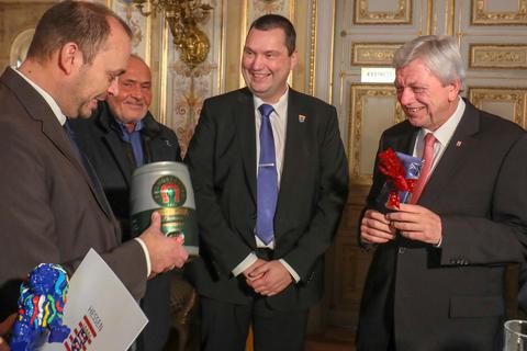 Ein Fässchen Pfungstädter Bier überreichte Pfungstadts Bürgermeister Patrick Koch (links) als Gastgeschenk an Ministerpräsident Volker Bouffier (rechts).  Foto: Guido Schiek 