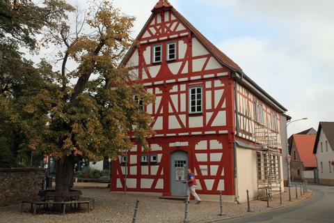 Das alte Rathaus in Eschollbrücken hat zumindest die Hälfte der 900-jährigen Ortsgeschichte mitgeprägt. Foto: Hans Dieter Erlenbach