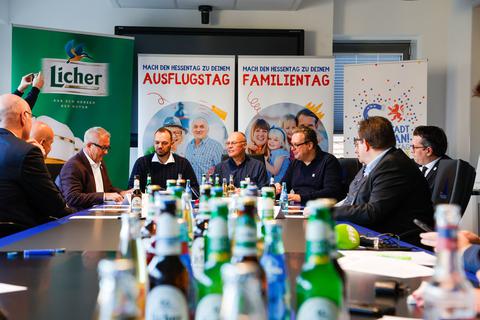Im Pfungstädter Stadthaus hat Bürgermeister Patrick Koch (Vierter von links) die Sponsoring-Verträge mit Vertretern der Getränkehersteller Hassia und Licher für den Hessentag unterzeichnet. 