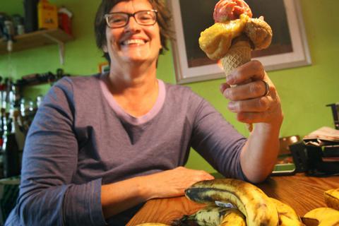 Susanne Opitz aus Pfungstadt stellt aus überreifen Bananen einen eisigen Nachtisch her. Foto: Karl-Heinz Bärtl