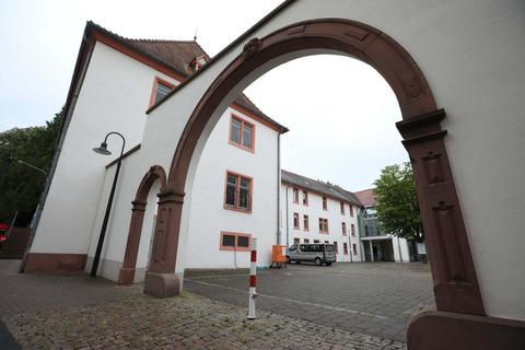 Das Hofgut Reinheim beherbergt auch die Stadtbücherei. Archivfoto: Melanie Schweinfurth