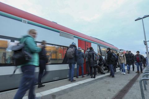 Viele Pendler nutzen die Odenwaldbahn. Am Reinheimer Bahnhof fehlen aber noch Querungsmöglichkeiten für die Fahrgäste. Archivfoto: Guido Schiek