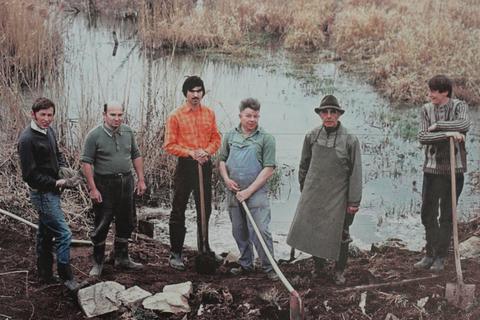 Naturschützer nach der Reparatur eines provisorischen Damms auf einem Bild aus dem Jahr 1974. Von links: Georg Schneider (Hippelsbach), Karl Brodmann (Semd), Erwin Korzer (Semd), Herr Pörschke (Schaafheim) und Karl Rothmann (Groß-Umstadt).