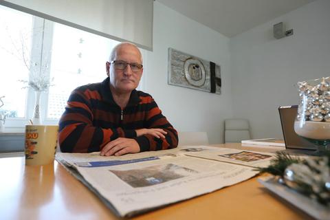 Die Tage beginnen für Gerhard Jendras mit Zeitunglesen. Auch ein Jahr nach der Corona-Erkrankung ist an manchen Tagen kaum mehr möglich.