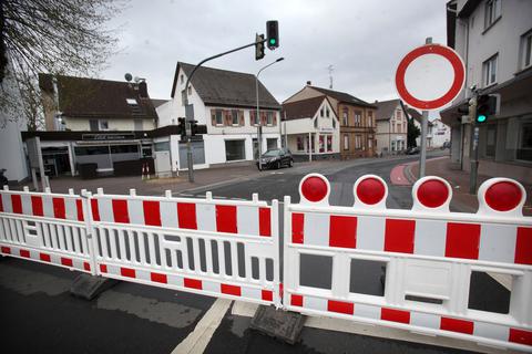 Die Darmstädter Straße in Reinheim ist ab kurz hinter dem Bahnübergang seit Dienstagnachmittag bis zur Hahner Straße gesperrt.                 Foto: Karl-Heinz Bärtl