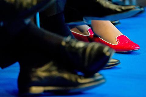 „Rote Schuhe gegen häusliche Gewalt“ lautet das Motto der Schuh-Sammlung die der Reinheimer Verein anlässlich des Internationalen Tags zur Beseitigung von Gewalt gegen Frauen durchführt. Symbolfoto: dpa