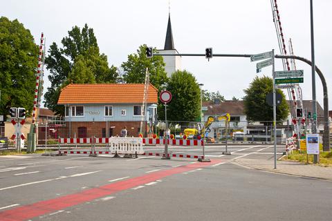 Vorgeschmack auf die Bauarbeiten der kommenden Monate: Seit dieser Woche ist die Darmstädter Straße in Reinheim für den Autoverkehr gesperrt. Grund sind Gleisbauarbeiten der Bahn.  Foto: Ulrike Bernauer