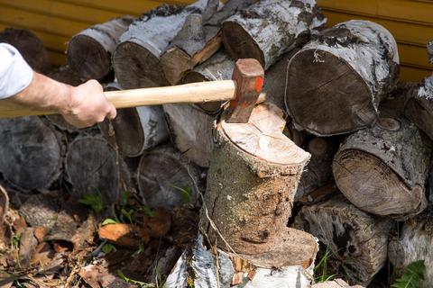 Brennholz muss vor der Benutzung erst einmal mehrere Monate trocknen. Spaltet man es auf, geschieht dies schneller. Archivfoto: dpa