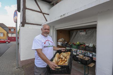 Brote, Brötchen, Salate, Obst und Gemüse bietet Foodsaver Gerhard Deisinger in seiner Garage in der Wilhelm-Leuschner-Straße 31 in Roßdorf an. Wann die Garage öffnet, erfährt man auf Facebook unter "Foodsharing Roßdorf-Gundernhausen". Foto: Guido Schiek 