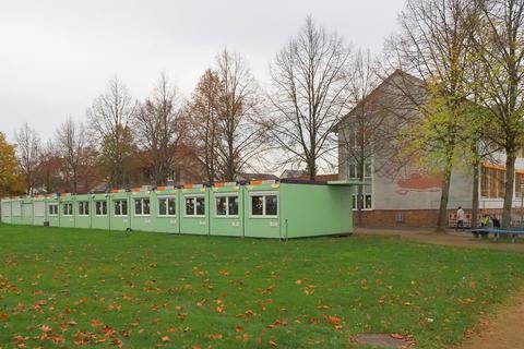 Die Container vor der Gundernhäuser Grundschule bleiben noch weitere vier Jahre stehen. Foto: Ulrike Bernauer