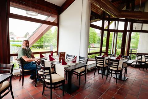 Speisen mit Blick auf das Freibadgelände: Mitte Juni öffnet das Restaurant „Puck’s Burger & More“ in Roßdorf. Mitarbeiter Sami Ilhan sitzt schon mal Probe.