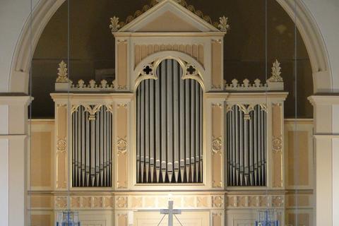 Die mehr als 100 Jahre alte Orgel in der evangelischen Kirche in Roßdorf wurde renoviert, erweitert und mit einem neuen fahrbaren Spieltisch auch technisch modernisiert.                          