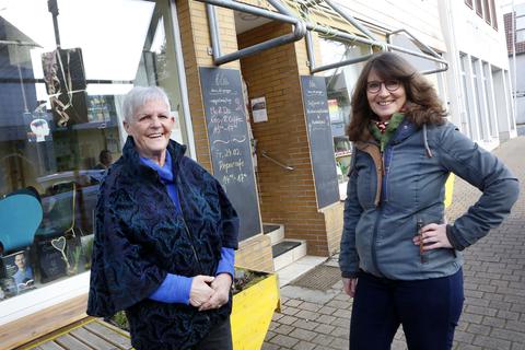 Weiter geht's an neuer Stelle: Ute Storch (rechts), Vorsitzende des Vereins "Nachhaltig zusammen leben jetzt", begrüßt Repair-Café-Organisatorin Carmen Lau in den Räumen ihrer Initiative.