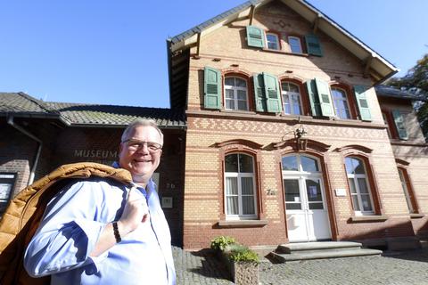 „Ich bin Roßdörfer und will auch in Roßdorf bleiben“: Steven Günther-Scharmann vor dem Alten Bahnhof in Roßdorf.             Foto: Karl-Heinz Bärtl 
